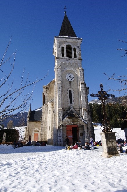 Eglise St Hugues extérieur hiver