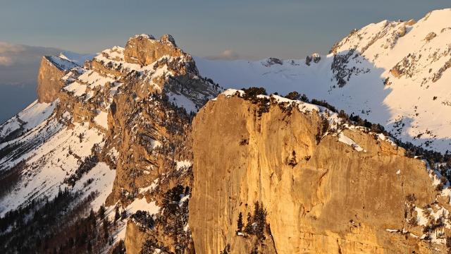 Les falaises de l'Aup du Seuil apres une petite chute de neige