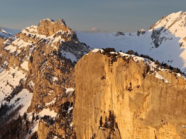 Les falaises de l'Aup du Seuil apres une petite chute de neige