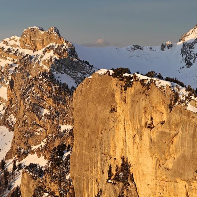 Les falaises de l'Aup du Seuil apres une petite chute de neige