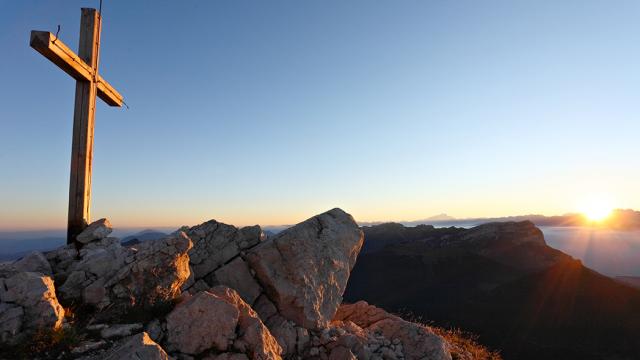 La croix au sommet de Chamechaude sous les premiers rayons