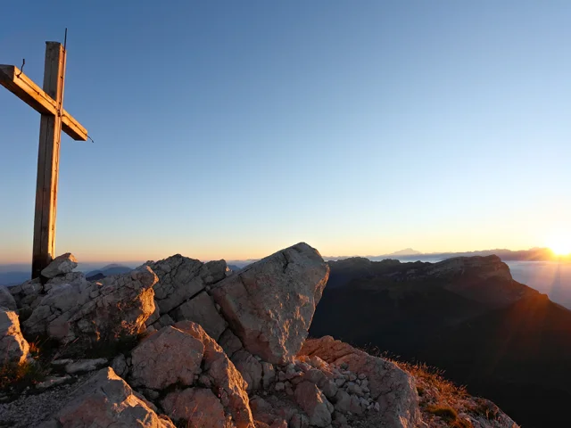 La croix au sommet de Chamechaude sous les premiers rayons