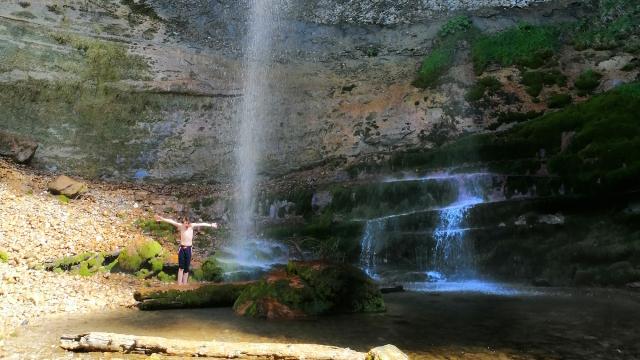 Enfant Sous Cascade Pisserotte Recadre