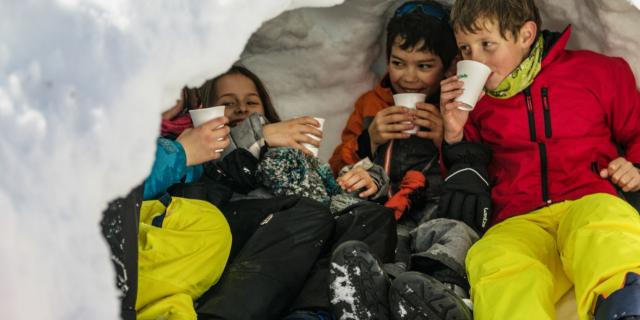 Le goûter dans l'igloo