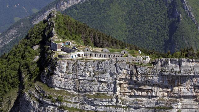 Vue aérienne sur la falaise et le fort de Saint-Eynard