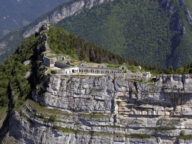 Vue aérienne sur la falaise et le fort de Saint-Eynard