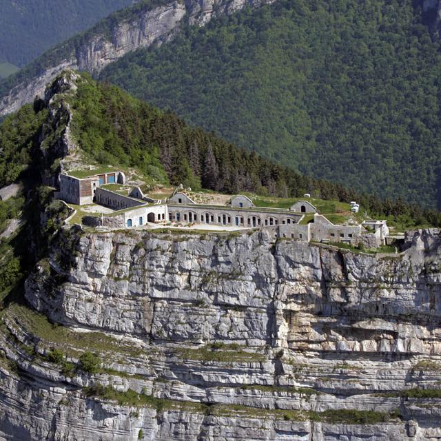 Vue aérienne sur la falaise et le fort de Saint-Eynard