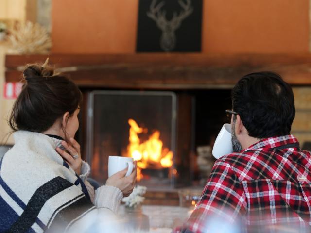 Couple devant la cheminée au Restaurant les 3 Sommets