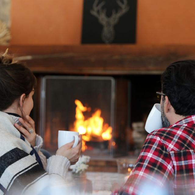 Couple devant la cheminée au Restaurant les 3 Sommets