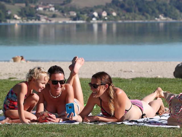 En famille à la plage de Charavines