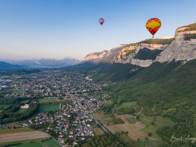 Montgolfières au lever du jour