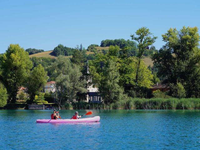 Canoë sur les sentiers nautiques au Lac de Paladru