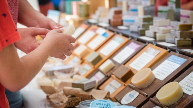 Stand Savonnerie locale sur le arché artisanal Entremont le Vieux