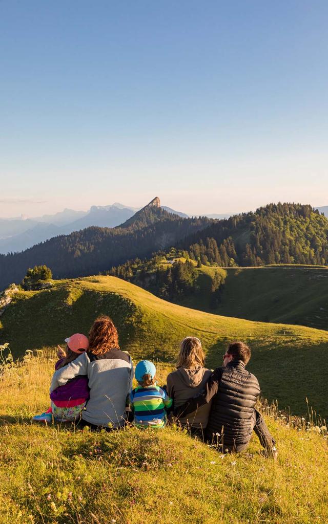 Randonnée en famille au sommet du Charmant Som