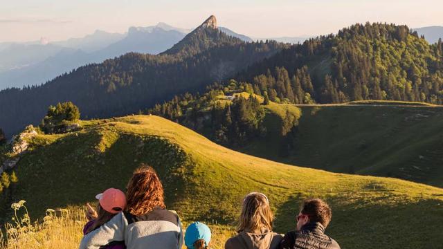 Randonnée en famille au sommet du Charmant Som