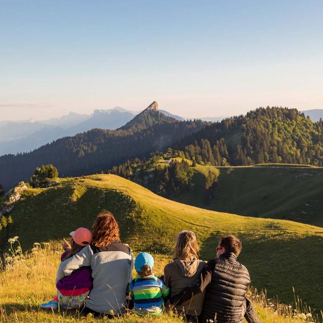 Randonnée en famille au sommet du Charmant Som