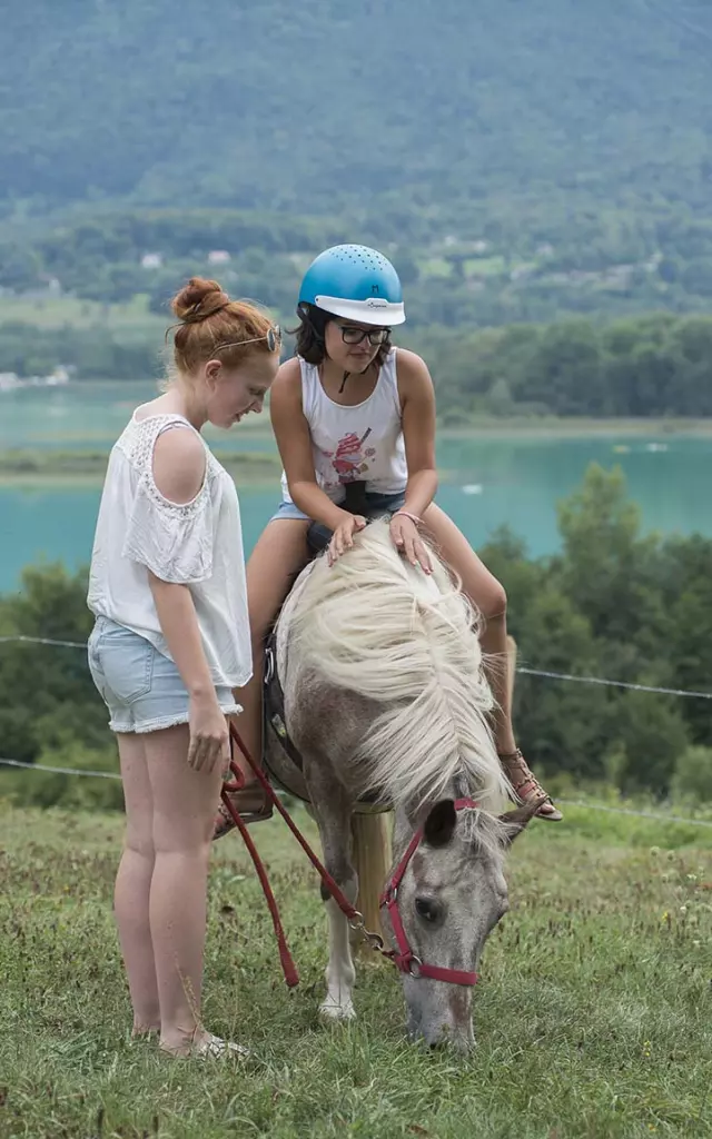 Chasse au trésor à dos de poney au bord du Lac d'Aiguebelette