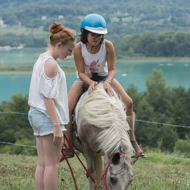 Chasse au trésor à dos de poney au bord du Lac d'Aiguebelette