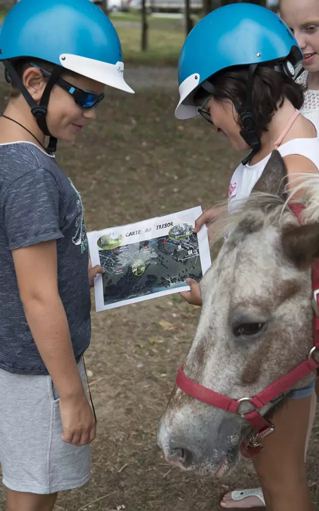 Chasse au trésor à dos de poney au bord du Lac d'Aiguebelette