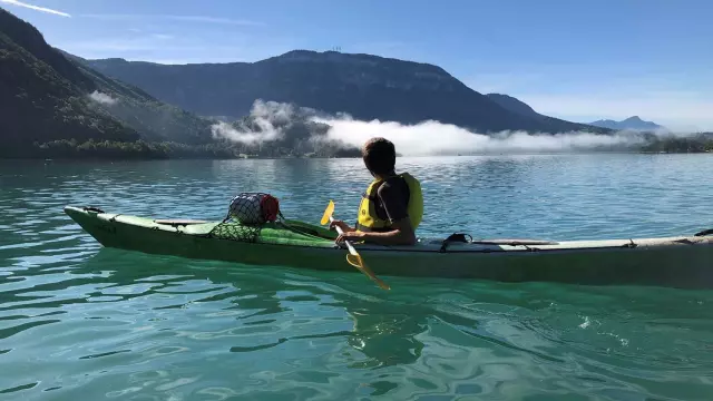 Kayak de randonnée sur le lac d'Aiguebelette