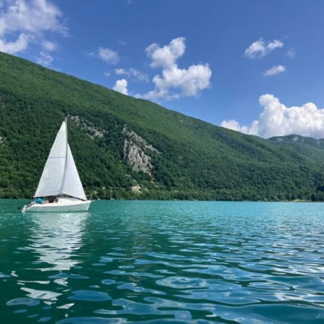 Dormir sur un sur le Lac d'Aiguebelette