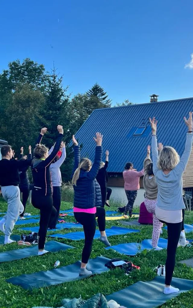 Yoga plein air au Col de Porte